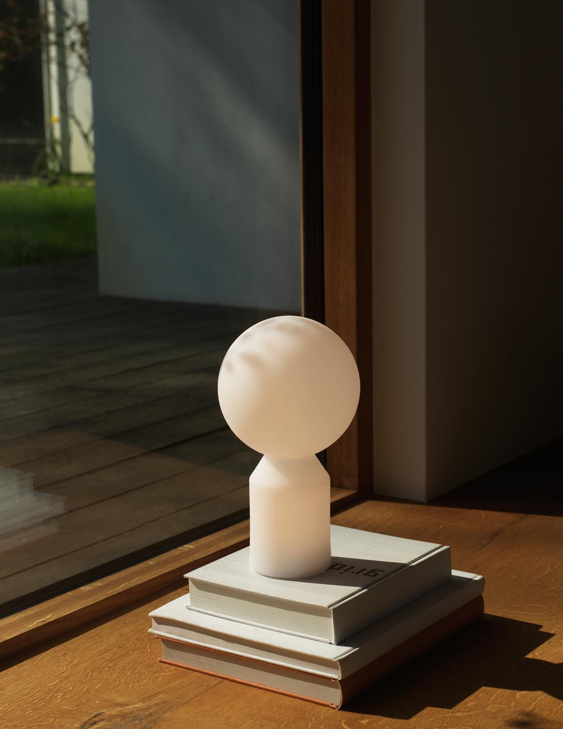 Weisse Pendelleuchte Yo Lampe Klein von Normann Copenhagen mit rundem Lampenschirm aus PE und Sockel aus ABS, skulpturale Form