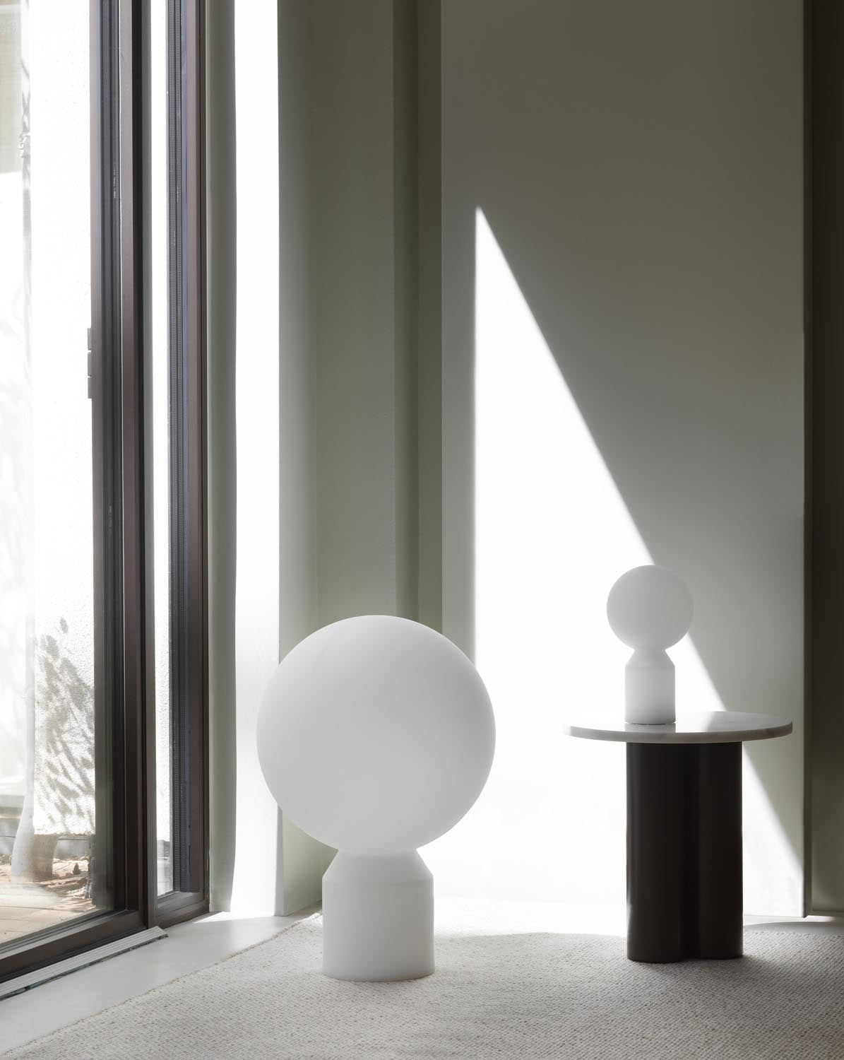 Weisse Pendelleuchte Yo Lampe Gross von Normann Copenhagen mit kugelförmigem Lampenschirm aus PE und zylindrischem Sockel aus ABS.