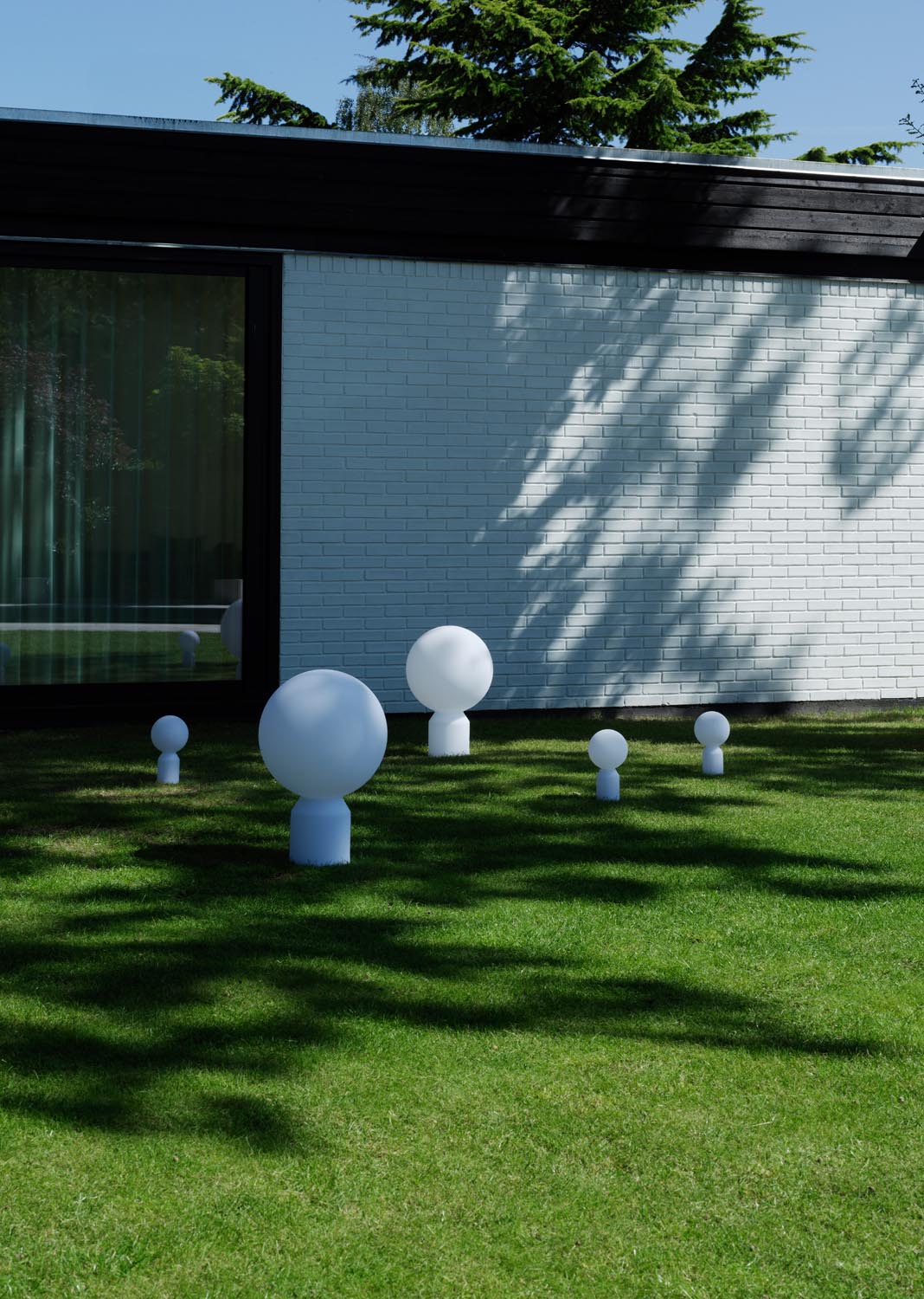 Weisse Pendelleuchte Yo Lampe Gross von Normann Copenhagen mit kugelförmigem Lampenschirm aus PE und zylindrischem Sockel aus ABS.