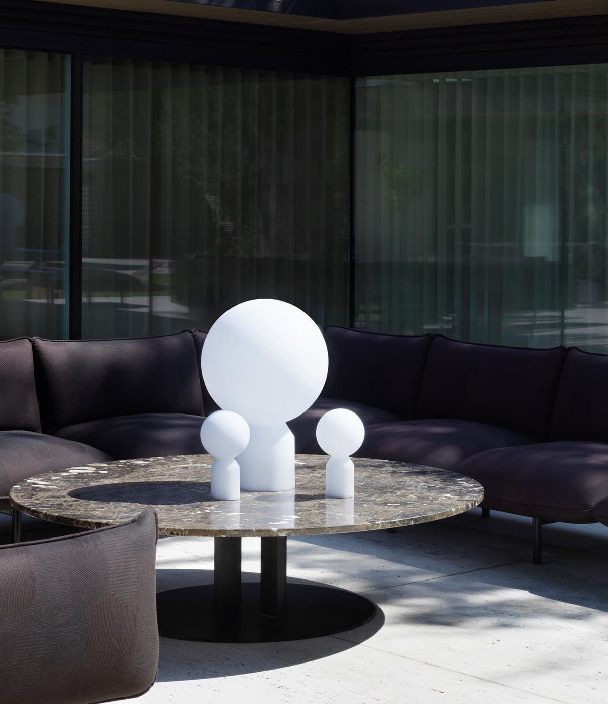 Weisse Pendelleuchte Yo Lampe Gross von Normann Copenhagen mit kugelförmigem Lampenschirm aus PE und zylindrischem Sockel aus ABS.