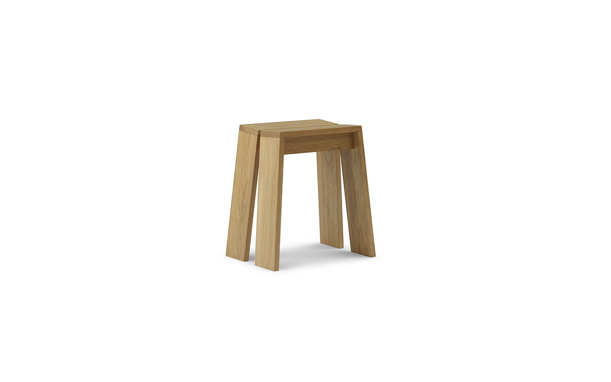 Hocker Let von Normann Copenhagen aus lackierter Eiche mit zwei parallelen, leicht geneigten Holzplanken als Sitzfläche und Beinen.