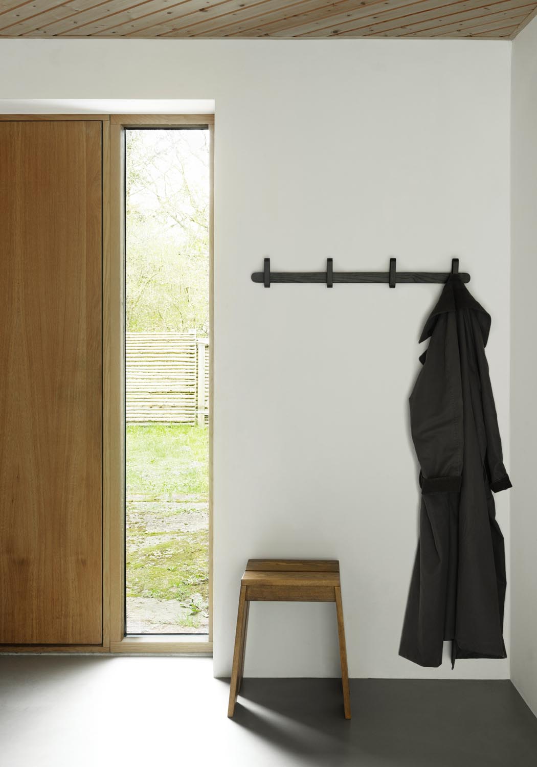 Hocker Let von Normann Copenhagen aus lackierter Eiche mit zwei parallelen, leicht geneigten Holzplanken als Sitzfläche und Beinen.