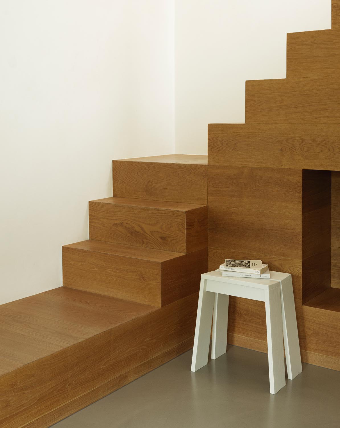 Hocker Let von Normann Copenhagen aus lackierter Eiche mit zwei parallelen, leicht geneigten Holzplanken als Sitzfläche und Beinen.