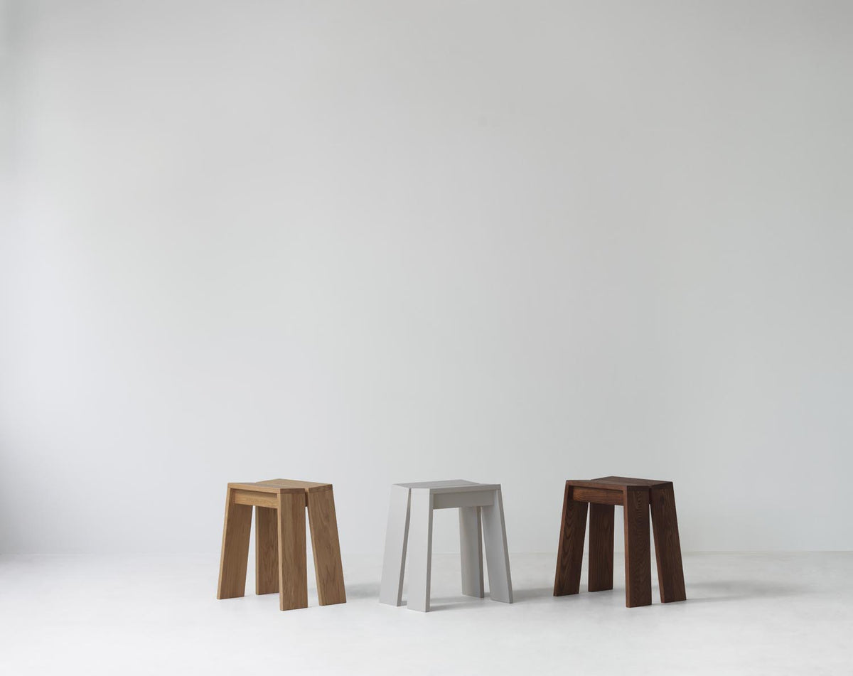 Hocker Let von Normann Copenhagen aus lackierter Eiche mit zwei parallelen, leicht geneigten Holzplanken als Sitzfläche und Beinen.