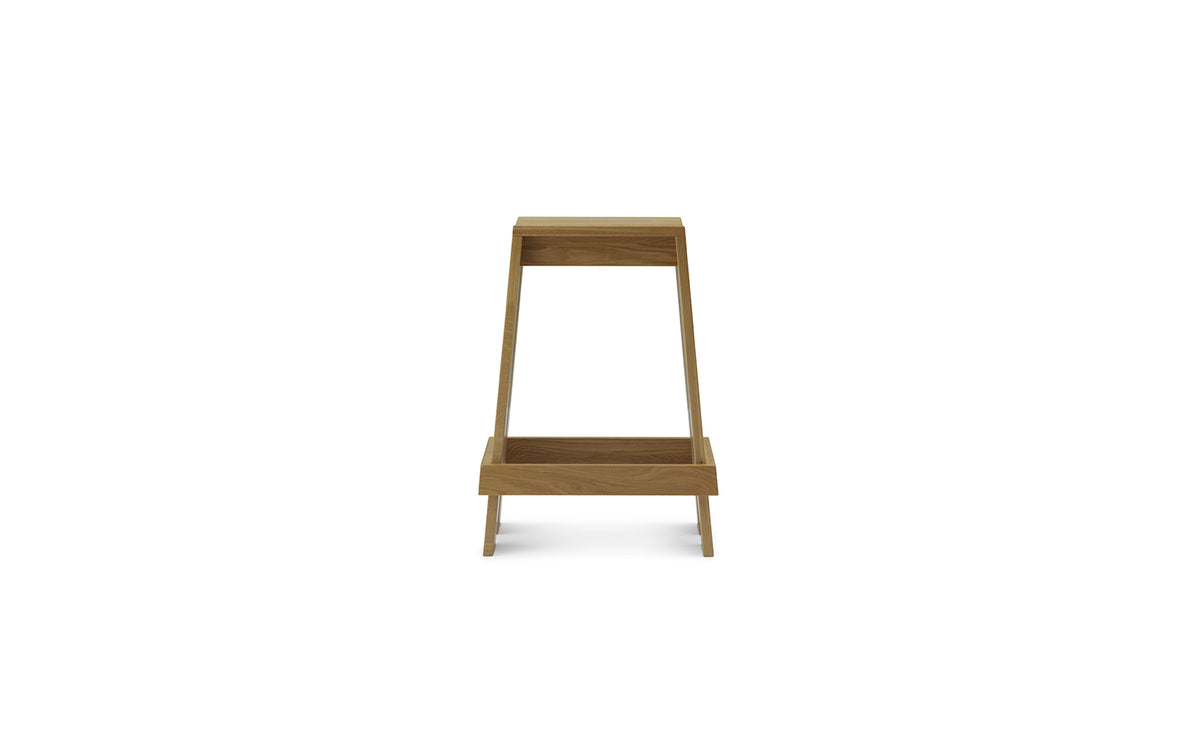 Barhocker Let 65 cm von Normann Copenhagen aus lackierter Eiche mit zwei parallelen, leicht geneigten Holzbrettern als Sitzfläche.