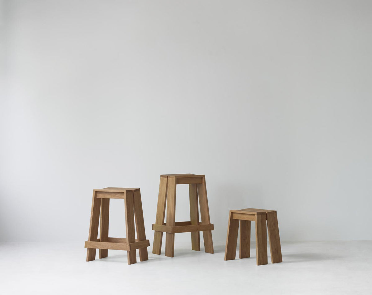 Barhocker Let 65 cm von Normann Copenhagen aus lackierter Eiche mit zwei parallelen, leicht geneigten Holzbrettern als Sitzfläche.