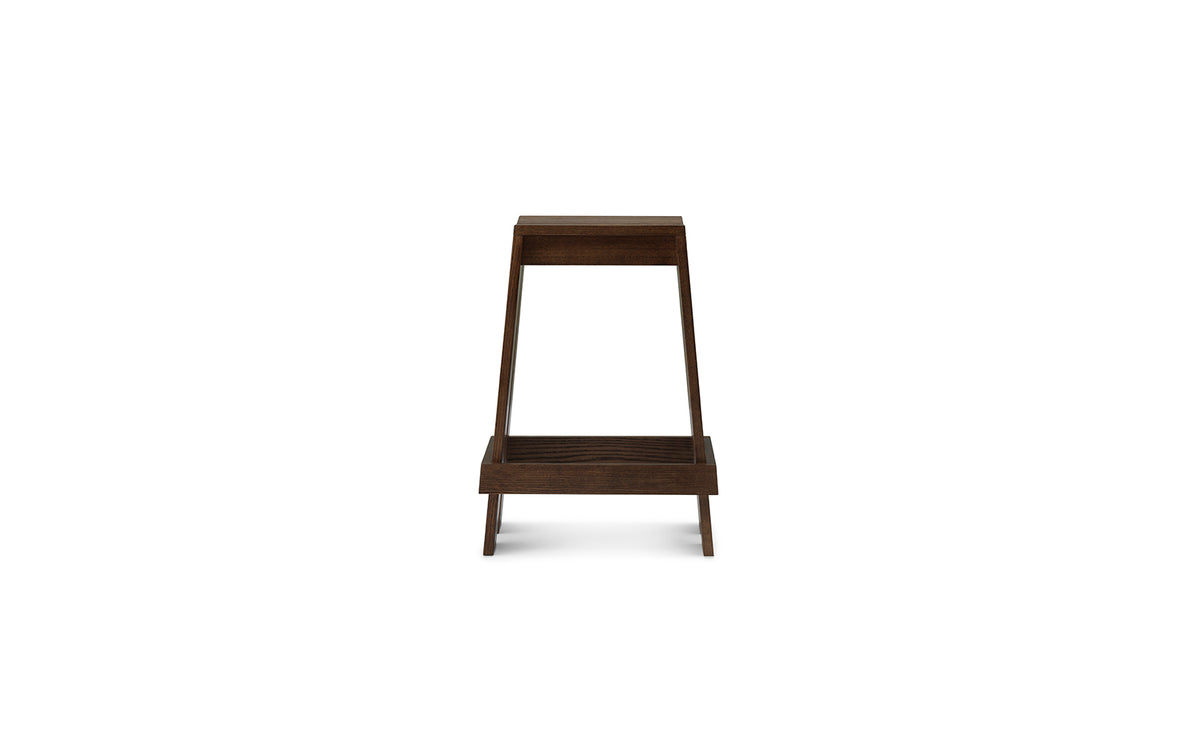 Barhocker Let 65 cm von Normann Copenhagen aus lackierter Eiche mit zwei parallelen, leicht geneigten Holzbrettern als Sitzfläche.