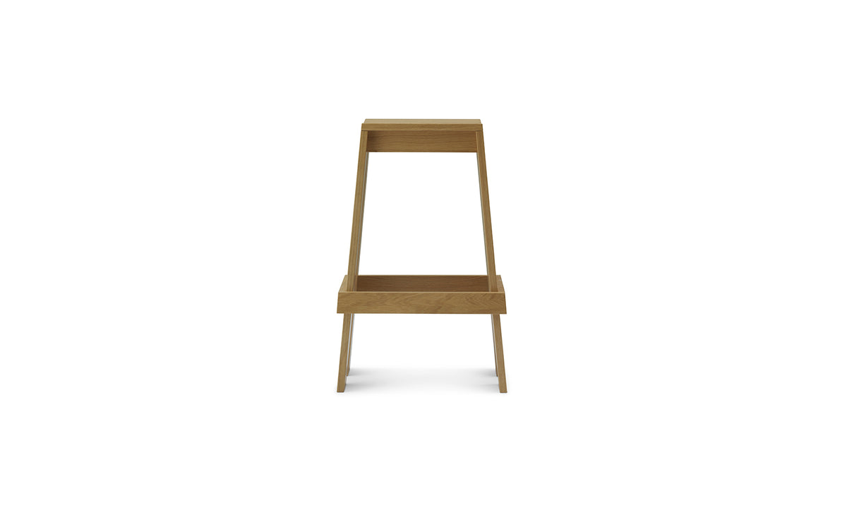 Barhocker Let 75 cm von Normann Copenhagen aus lackierter Eiche, mit zwei parallelen, leicht geneigten Holzplanken als Sitzfläche und Beinen.