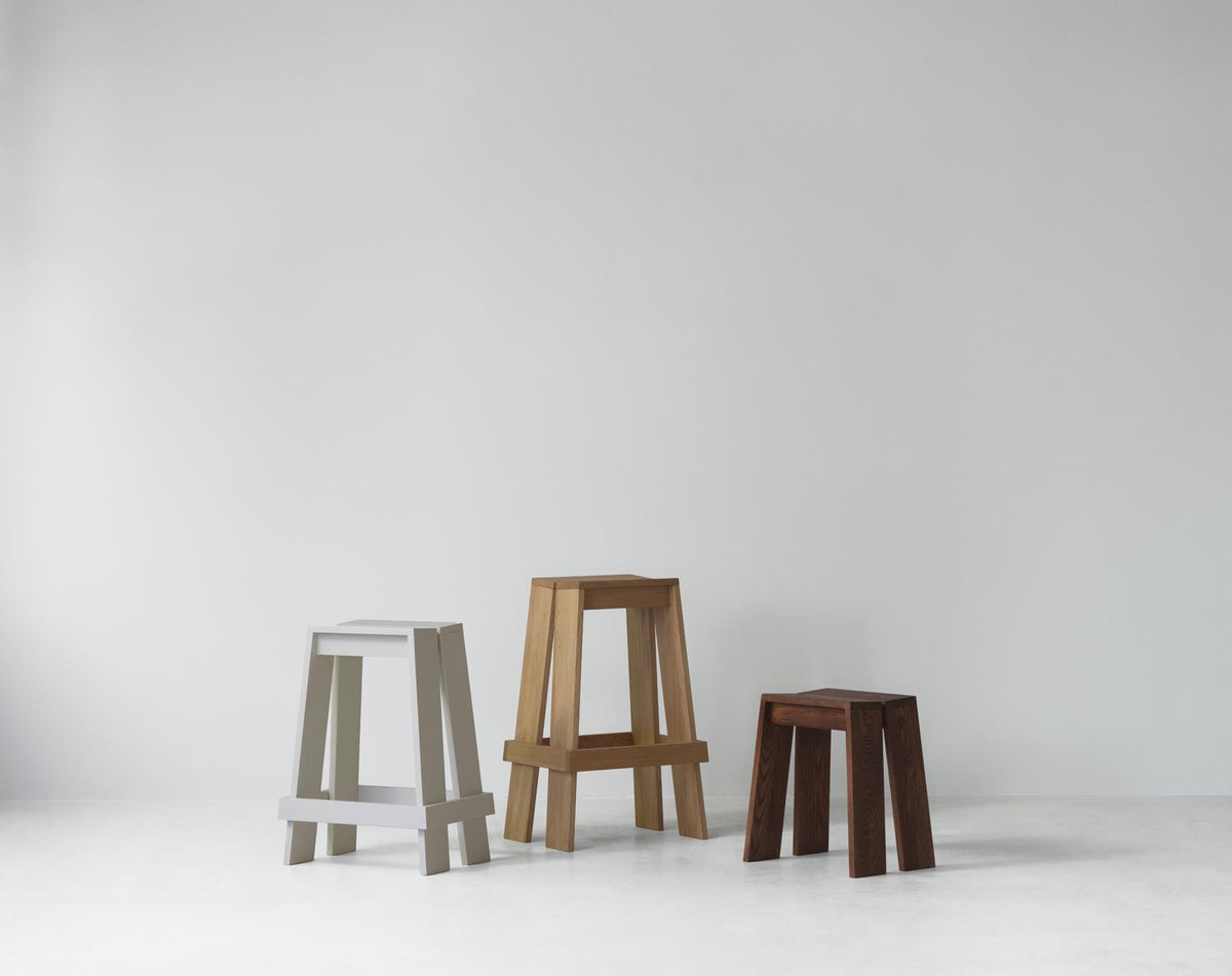 Barhocker Let 75 cm von Normann Copenhagen aus lackierter Eiche, mit zwei parallelen, leicht geneigten Holzplanken als Sitzfläche und Beinen.