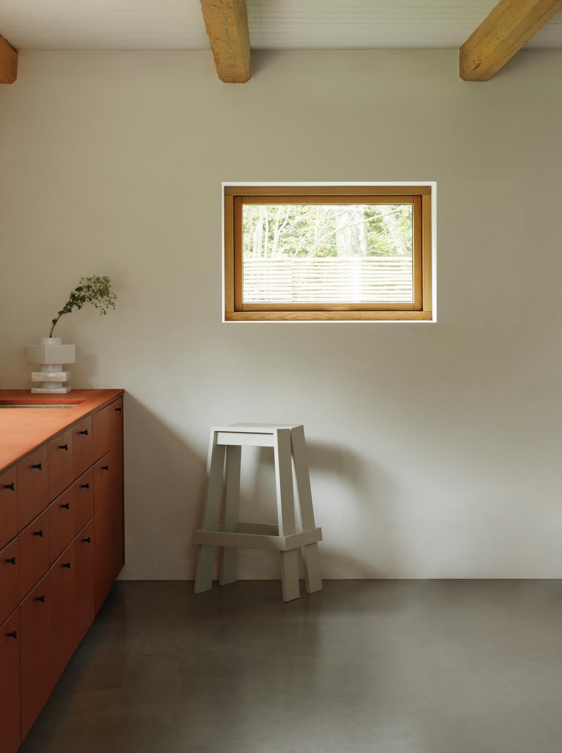 Barhocker Let 75 cm von Normann Copenhagen aus lackierter Eiche, mit zwei parallelen, leicht geneigten Holzplanken als Sitzfläche und Beinen.