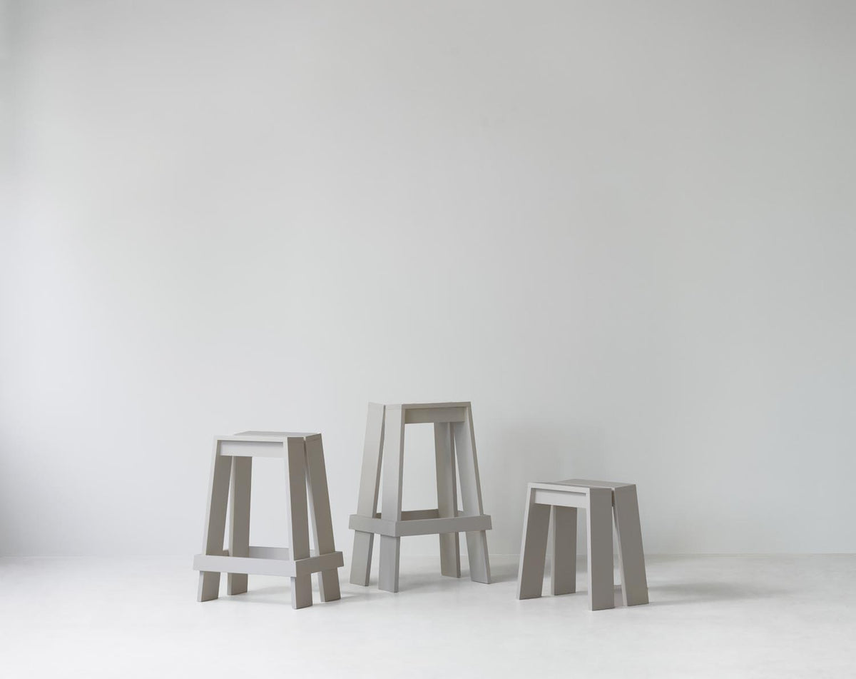 Barhocker Let 75 cm von Normann Copenhagen aus lackierter Eiche, mit zwei parallelen, leicht geneigten Holzplanken als Sitzfläche und Beinen.