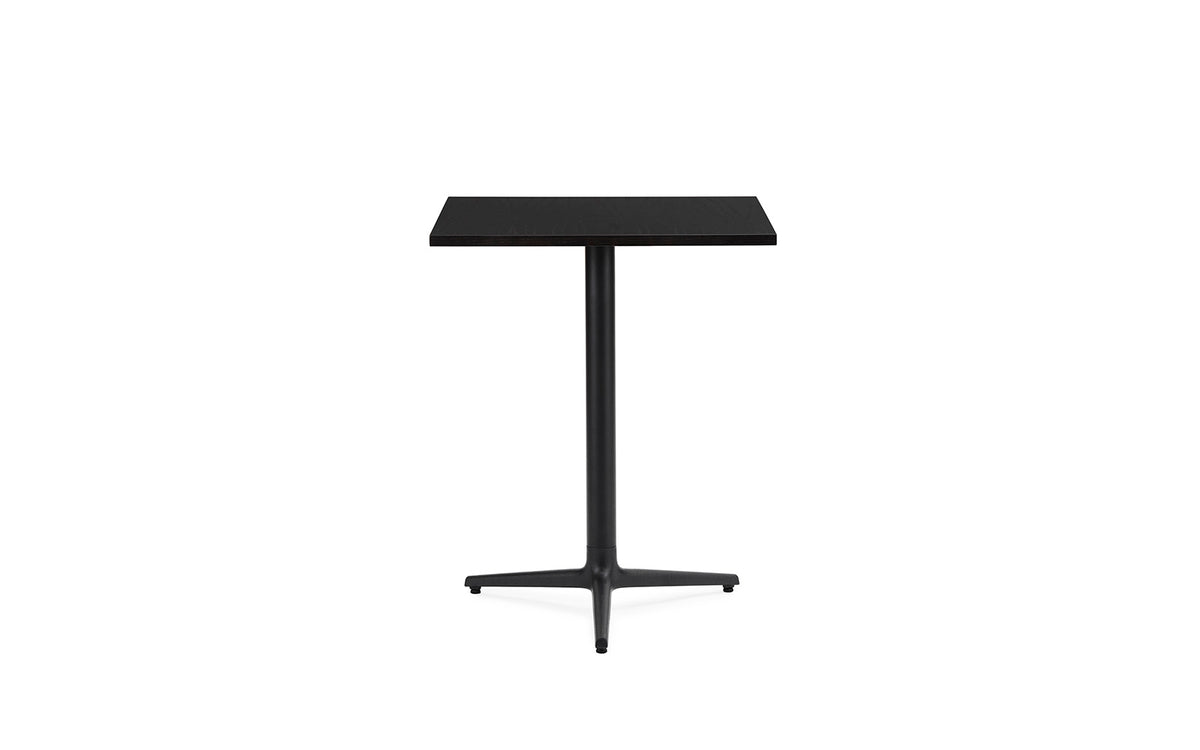 Quadratischer Esstisch Allez von Normann Copenhagen mit Tischplatte in schwarzer Eiche und dreibeinigem Gestell aus Gusseisen, Grösse 60x60 cm.