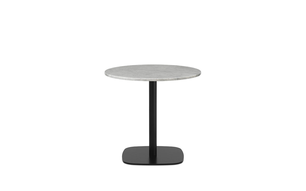 Runder Esstisch Form Café Table von Normann Copenhagen mit schwarzer Marmor-Tischplatte und Gestell aus schwarz lackiertem Aluminium.