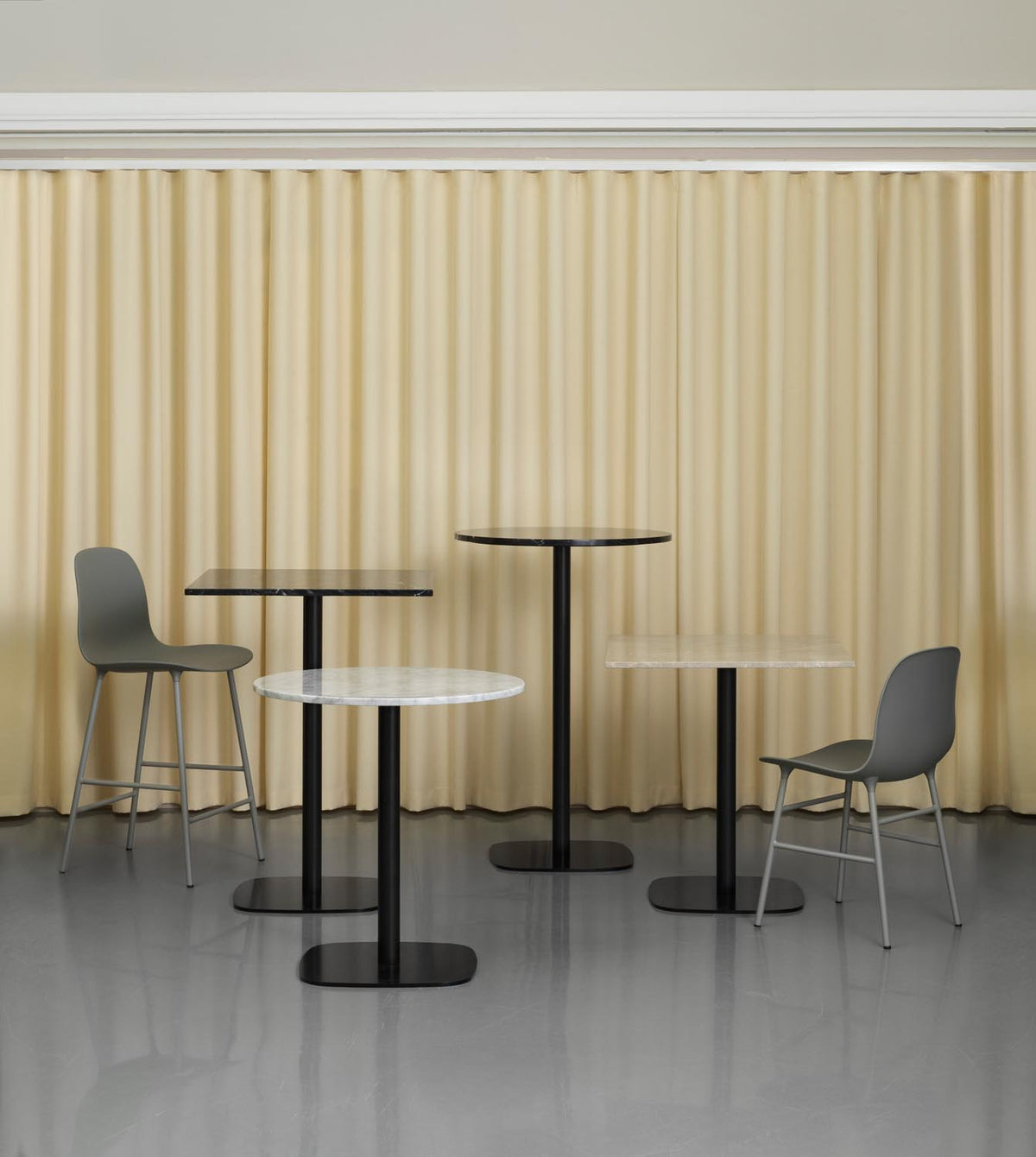Runder Esstisch Form Cafe Table von Normann Copenhagen mit schwarzer Marmor-Tischplatte und Gestell aus schwarz lackiertem Aluminium.