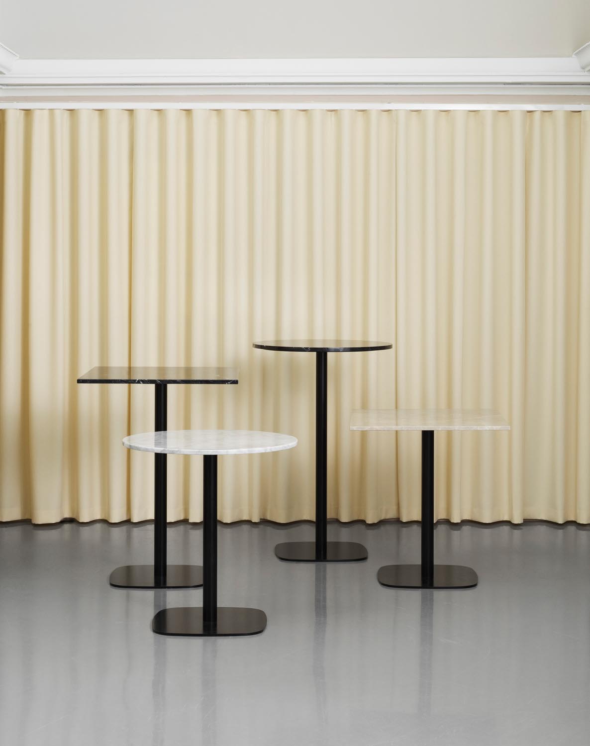 Runder Esstisch Form Cafe Table von Normann Copenhagen mit schwarzer Marmor-Tischplatte und Gestell aus schwarz lackiertem Aluminium.