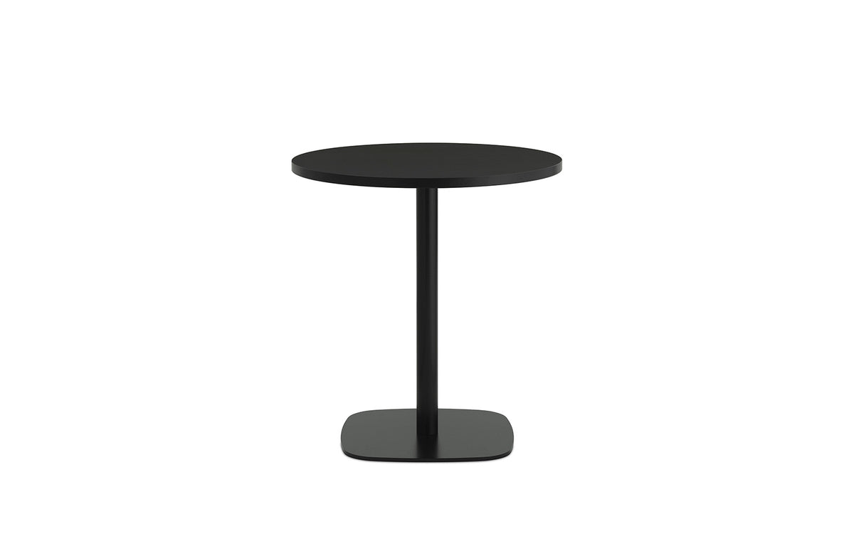 Runder Esstisch mit Tischplatte aus Eiche und Beinen aus schwarz lackiertem Aluminium, Modell Form Café Table von Normann Copenhagen.
