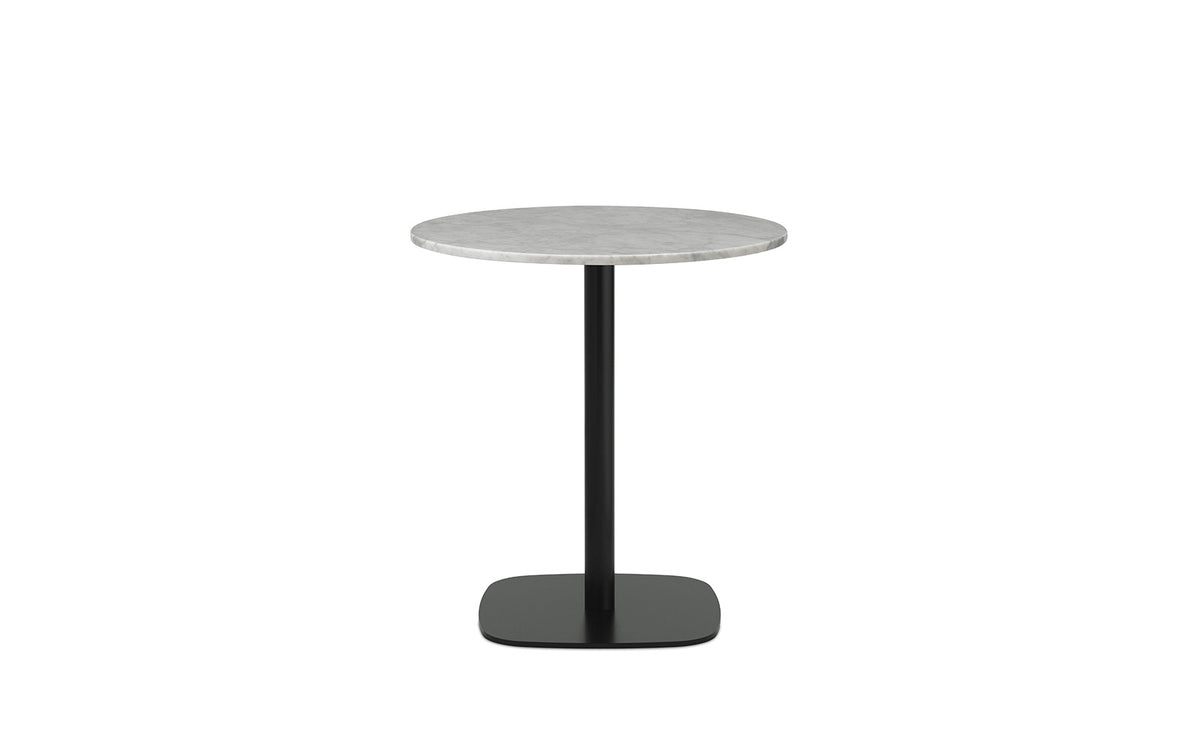 Runder Esstisch Form Café Table von Normann Copenhagen mit schwarzer Marmorplatte und Gestell aus schwarz lackiertem Aluminium.