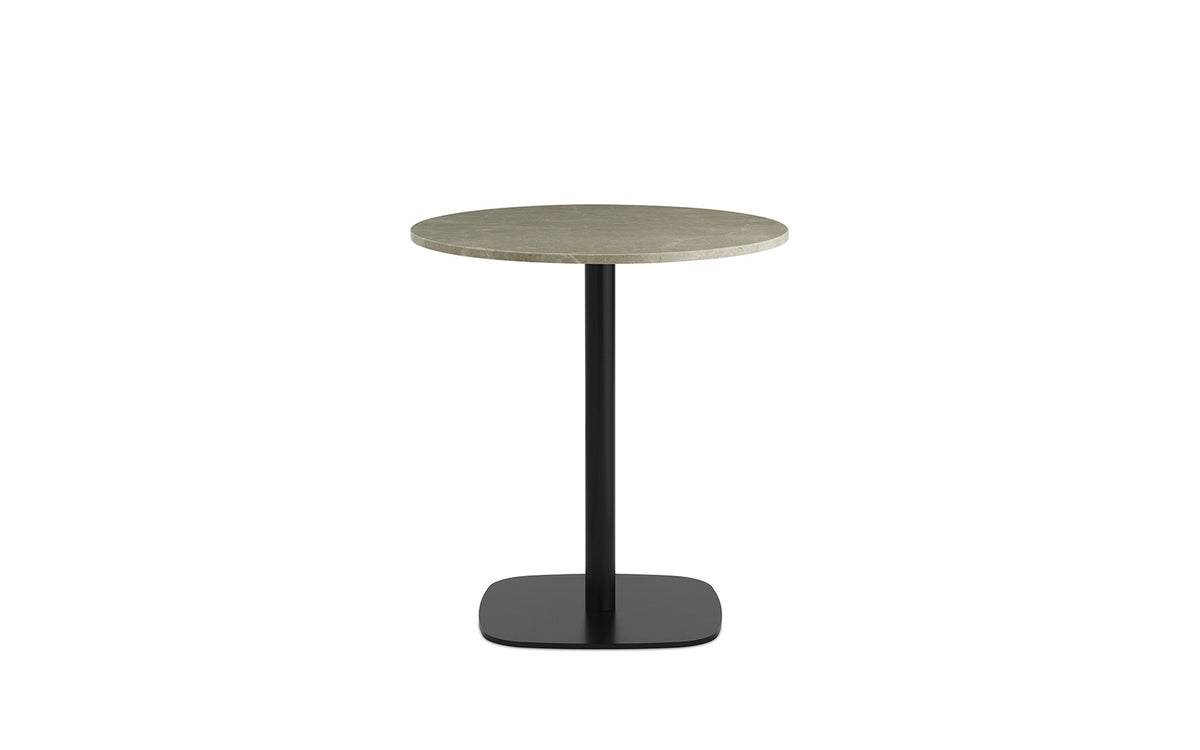 Runder Esstisch Form Café Table von Normann Copenhagen mit schwarzer Marmorplatte und Gestell aus schwarz lackiertem Aluminium.