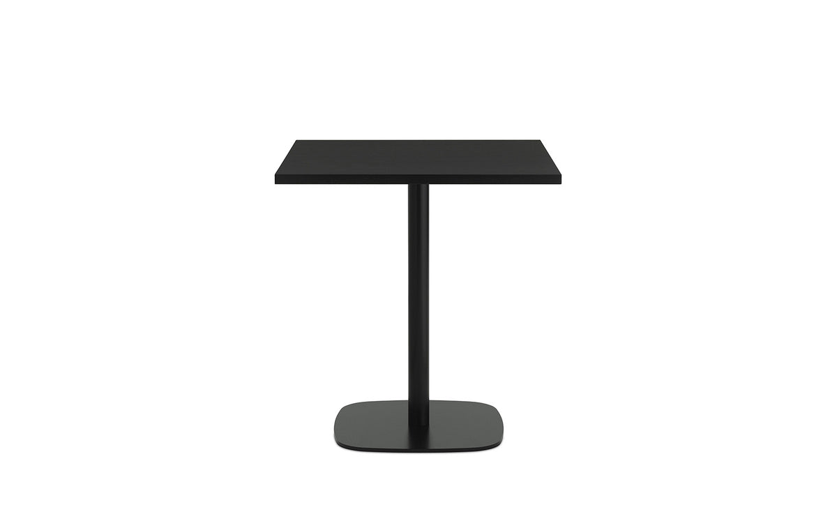 Quadratischer Esstisch Form Café mit heller Eichen-Tischplatte und schwarz lackierten Aluminiumbeinen, Masse 70x70x74,5 cm, skandinavisches Design.