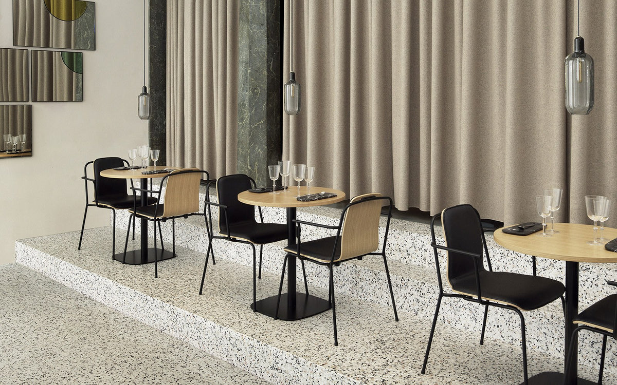 Runder Esstisch Form von Normann Copenhagen in Beige mit zylindrischem Metallfuss, Durchmesser 60 cm und Höhe 94.5 cm.
