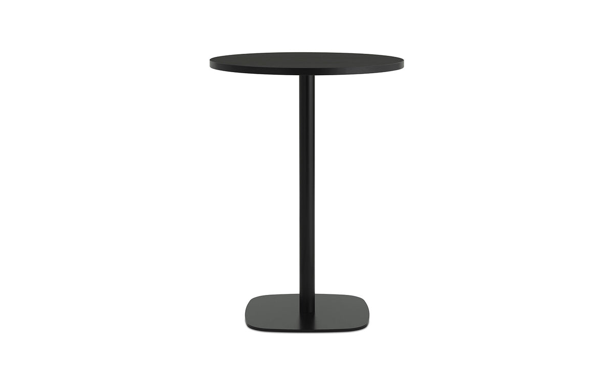 Runder Hochtisch Form Café Table von Normann Copenhagen mit Tischplatte aus Eiche und Beinen aus schwarz lackiertem Aluminium.