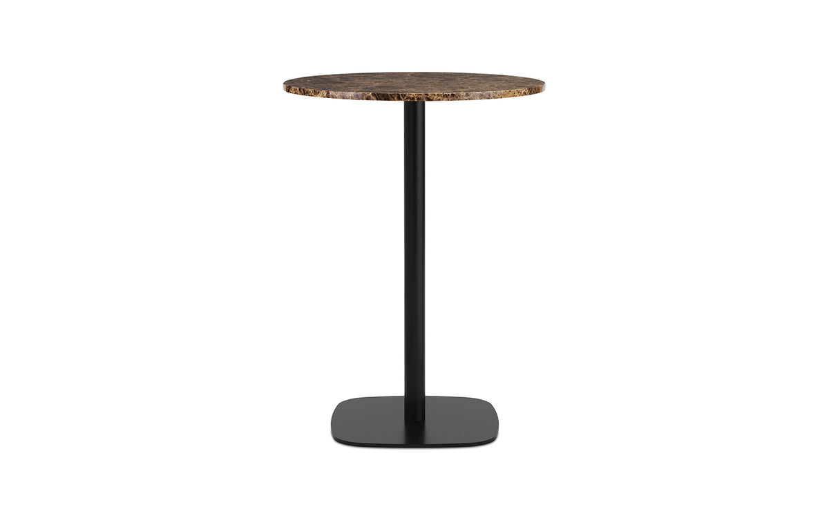 Runder Hochtisch Form Cafe Table von Normann Copenhagen mit Tischplatte aus schwarzem Marmor und Gestell aus schwarz lackiertem Aluminium.