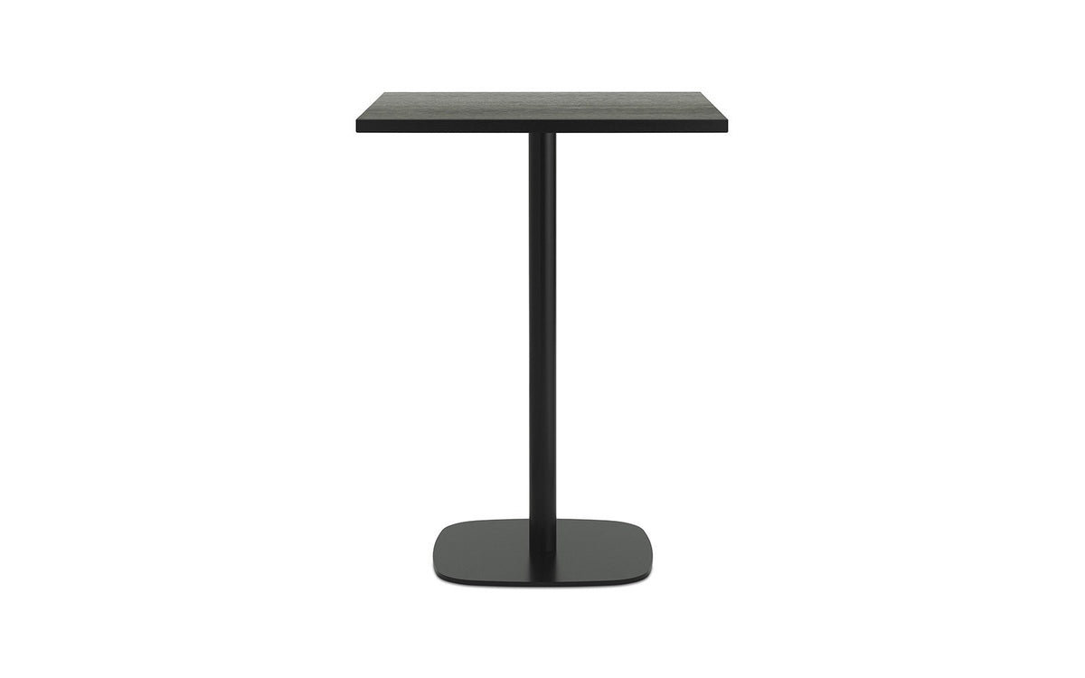 Hochtisch Form Café Table von Normann Copenhagen mit quadratischer Eichenholz-Tischplatte und Gestell aus schwarz lackiertem Aluminium.