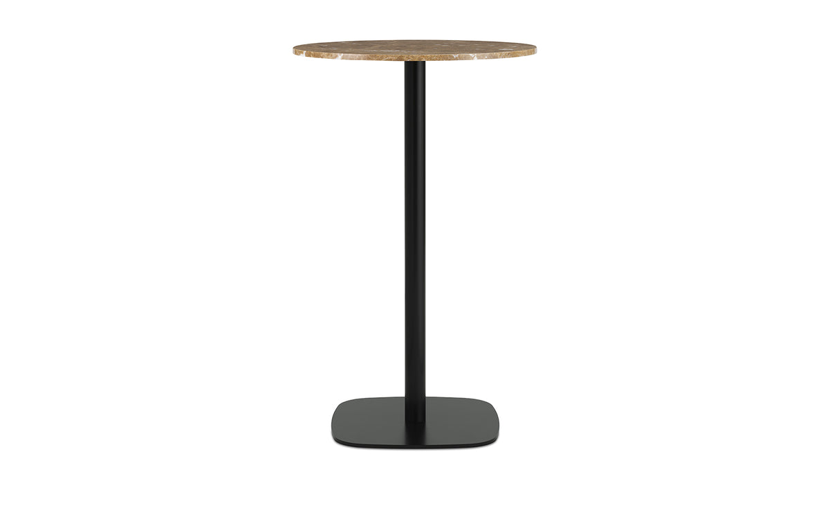 Runder Hochtisch Form Café Table von Normann Copenhagen mit Tischplatte aus Sand-Marmor und Beinen aus schwarz lackiertem Aluminium.
