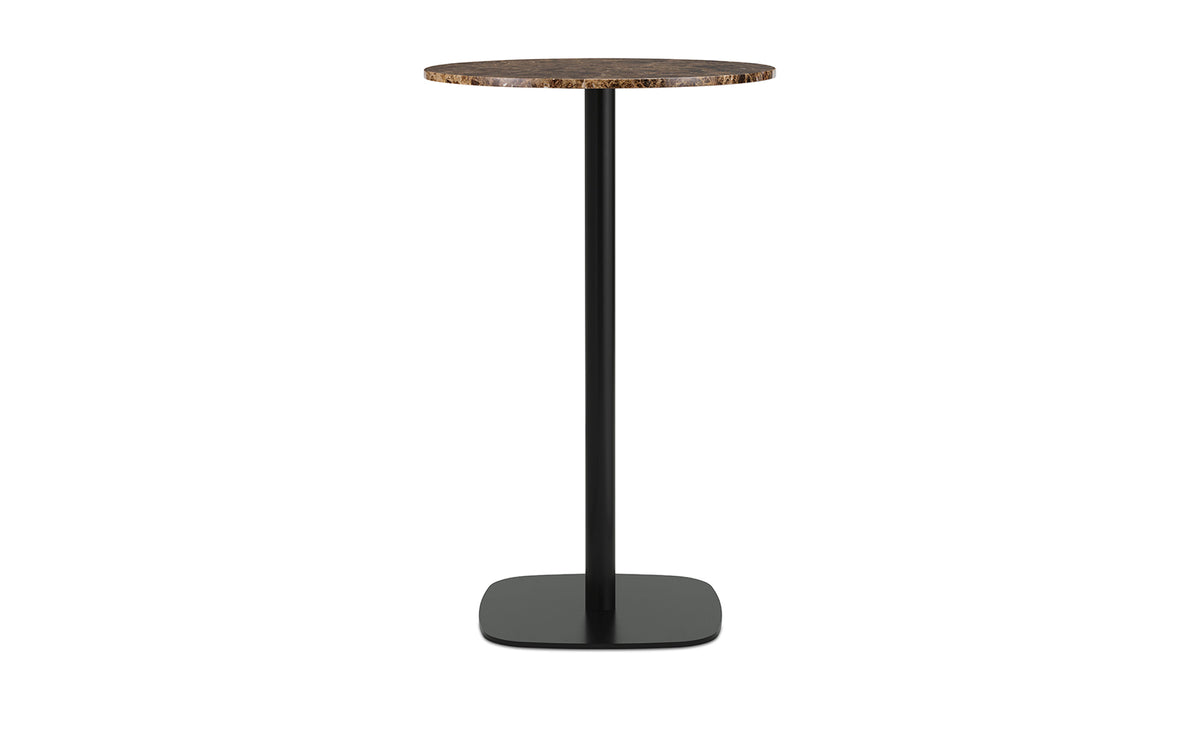 Runder Hochtisch Form Café Table von Normann Copenhagen mit Tischplatte aus Sand-Marmor und Beinen aus schwarz lackiertem Aluminium.