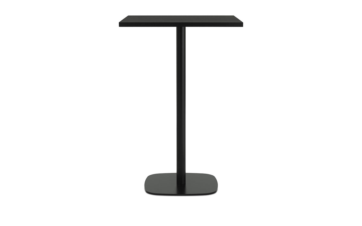 Quadratischer Hochtisch Form Café Table mit Tischplatte aus Eiche und Beinen aus schwarz lackiertem Aluminium, Höhe 104,5 cm.