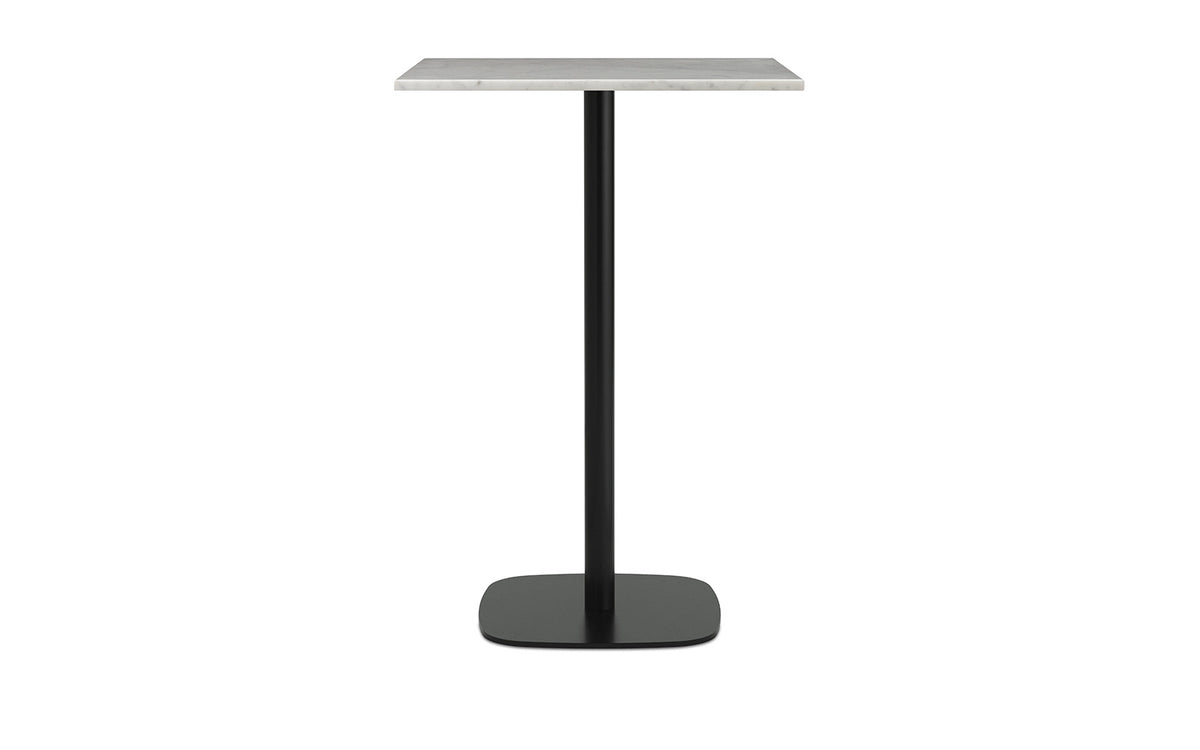 Hochtisch Form Café Table von Normann Copenhagen mit weisser Marmor-Tischplatte und Beinen aus schwarz lackiertem Aluminium, Grösse 70x70x104,5 cm.