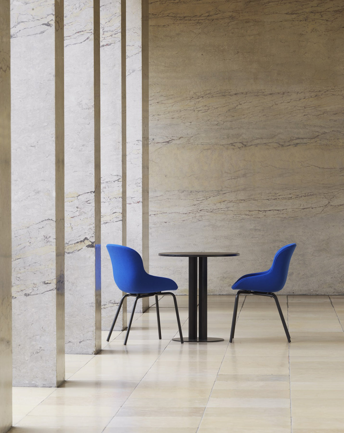 Runder Esstisch Scala Café Table von Normann Copenhagen mit Eichenplatte und schwarzem Aluminiumgestell, Durchmesser 60 cm, Höhe 75 cm.