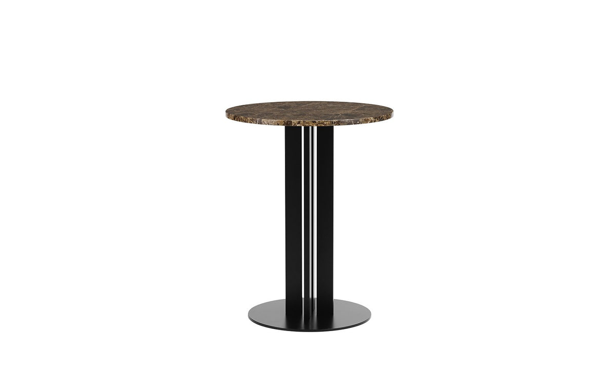 Runder Esstisch Scala Cafe Table von Normann Copenhagen mit weisser Marmor-Tischplatte und vier Beinen aus schwarz lackiertem Aluminium.