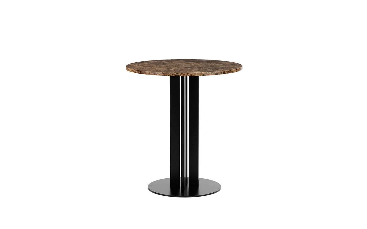 Runder Esstisch der Serie Scala von Normann Copenhagen mit weisser Marmor-Tischplatte und vier Beinen aus schwarz lackiertem Aluminium.