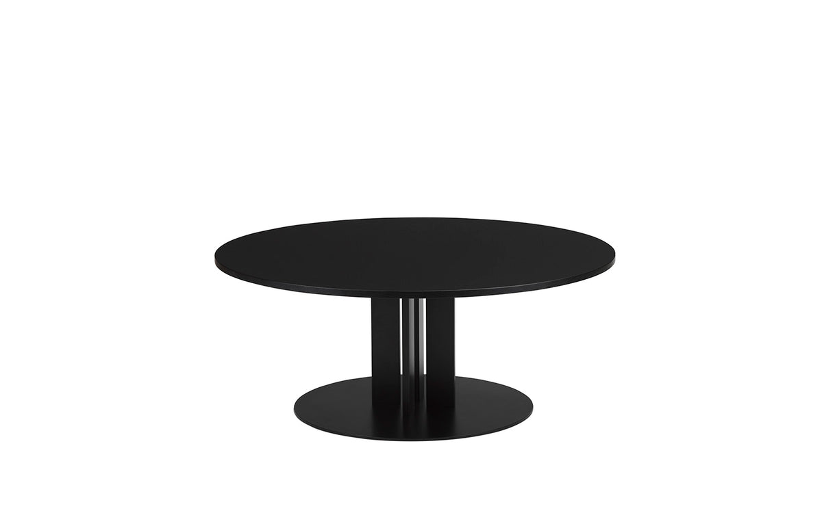 Runder Beistelltisch Scala mit Tischplatte in schwarz Eiche und Gestell aus schwarz lackiertem Aluminium, Normann Copenhagen.