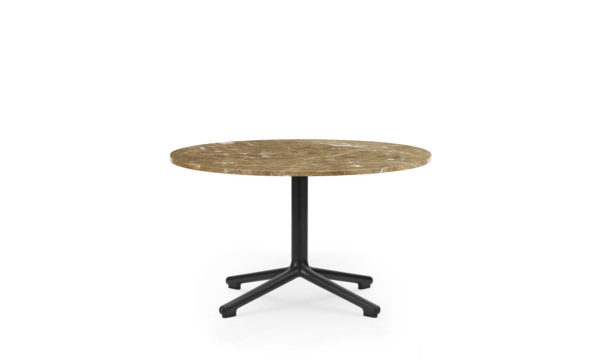 Runder Beistelltisch Lunar mit Tischplatte aus weissem Marmor und Gestell aus schwarz lackiertem Aluminium, Höhe 40 cm.
