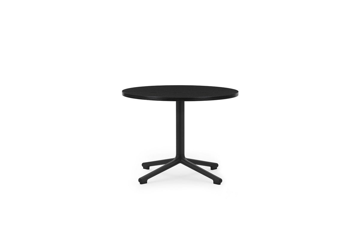 Beistelltisch Lunar von Normann Copenhagen mit runder Tischplatte in Schwarz Eiche, Gestell aus schwarz lackiertem Aluminium, Höhe 45 cm, Ø60 cm.
