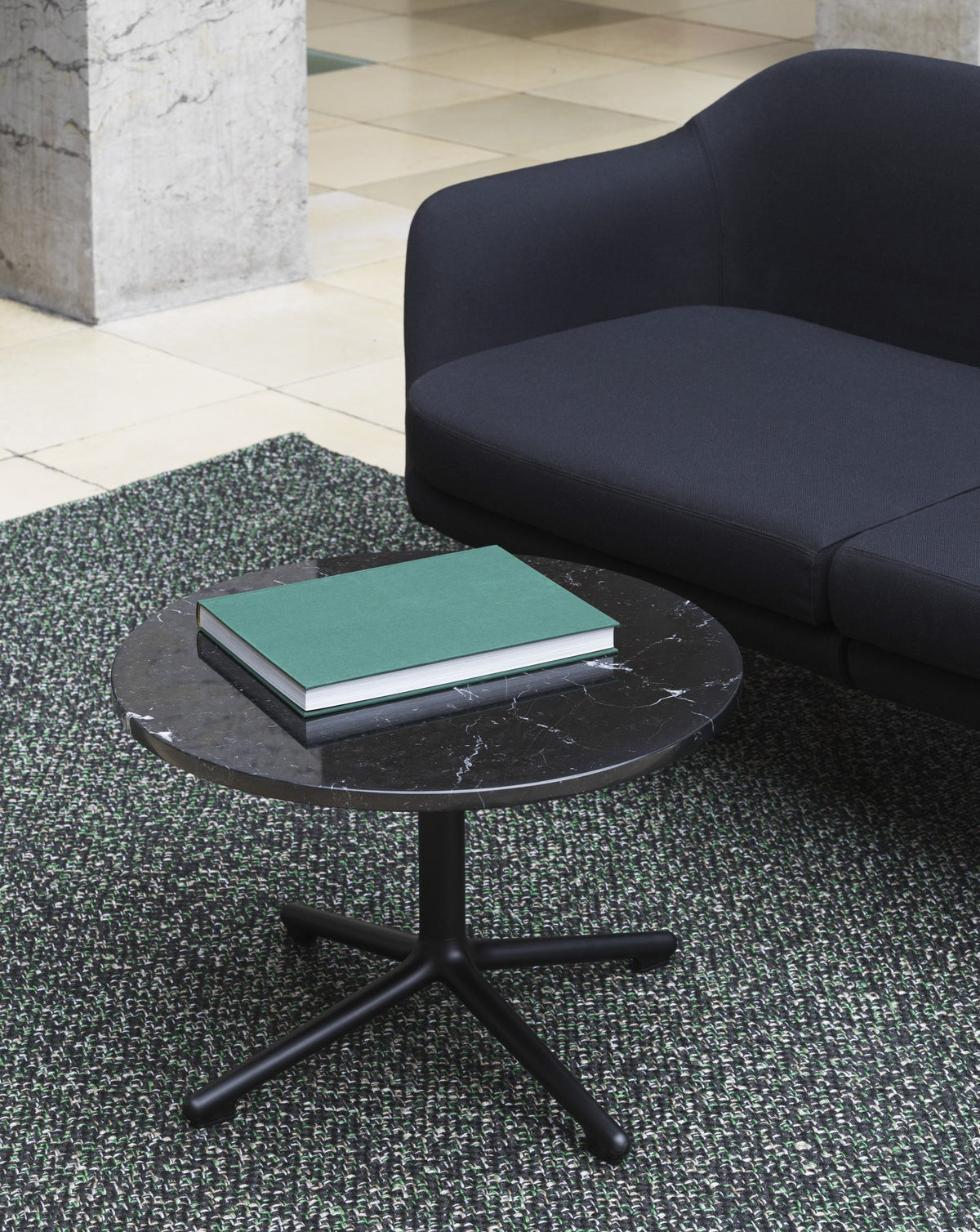 Runder Beistelltisch Lunar von Normann Copenhagen mit weisser Marmor-Tischplatte und Gestell aus poliertem Aluminium, Höhe 45 cm, Durchmesser 60 cm.