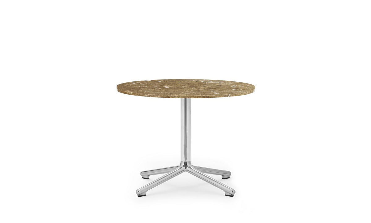 Runder Beistelltisch Lunar von Normann Copenhagen mit weisser Marmor-Tischplatte und Gestell aus poliertem Aluminium, Höhe 45 cm, Durchmesser 60 cm.