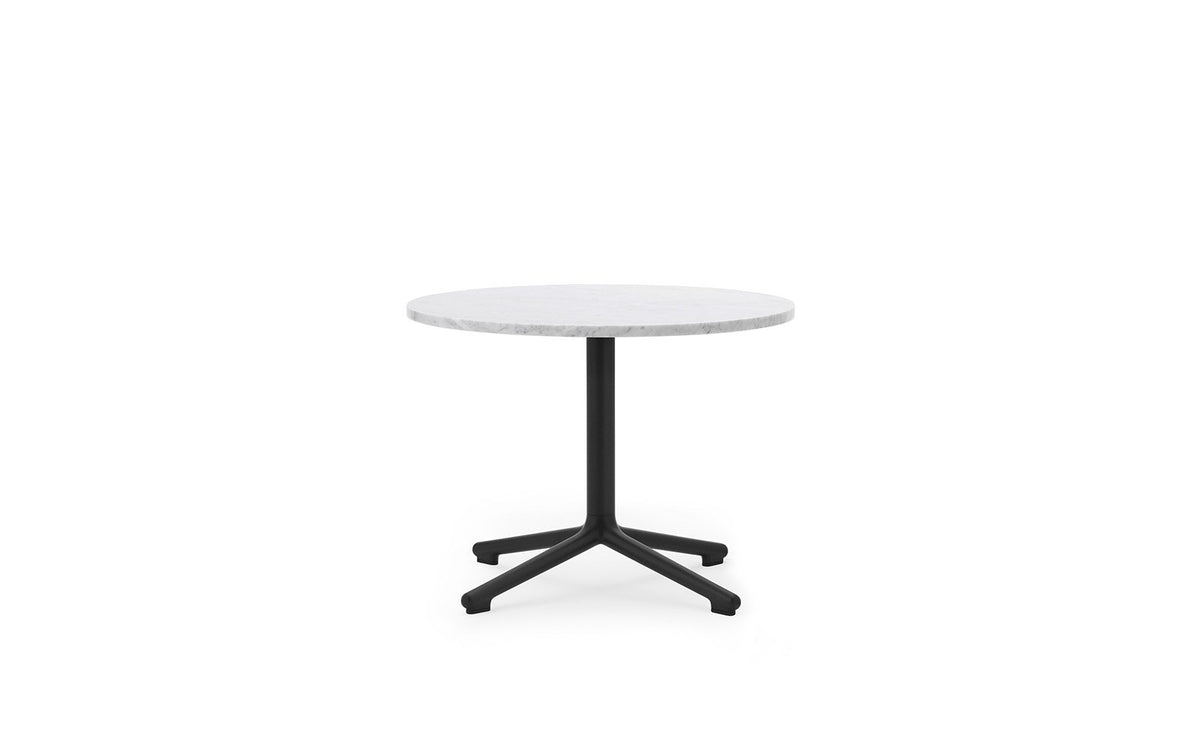 Runder Couchtisch Lunar mit weisser Marmor-Tischplatte und Beinen aus schwarz lackiertem Aluminium, Durchmesser 60 cm, Höhe 45 cm.
