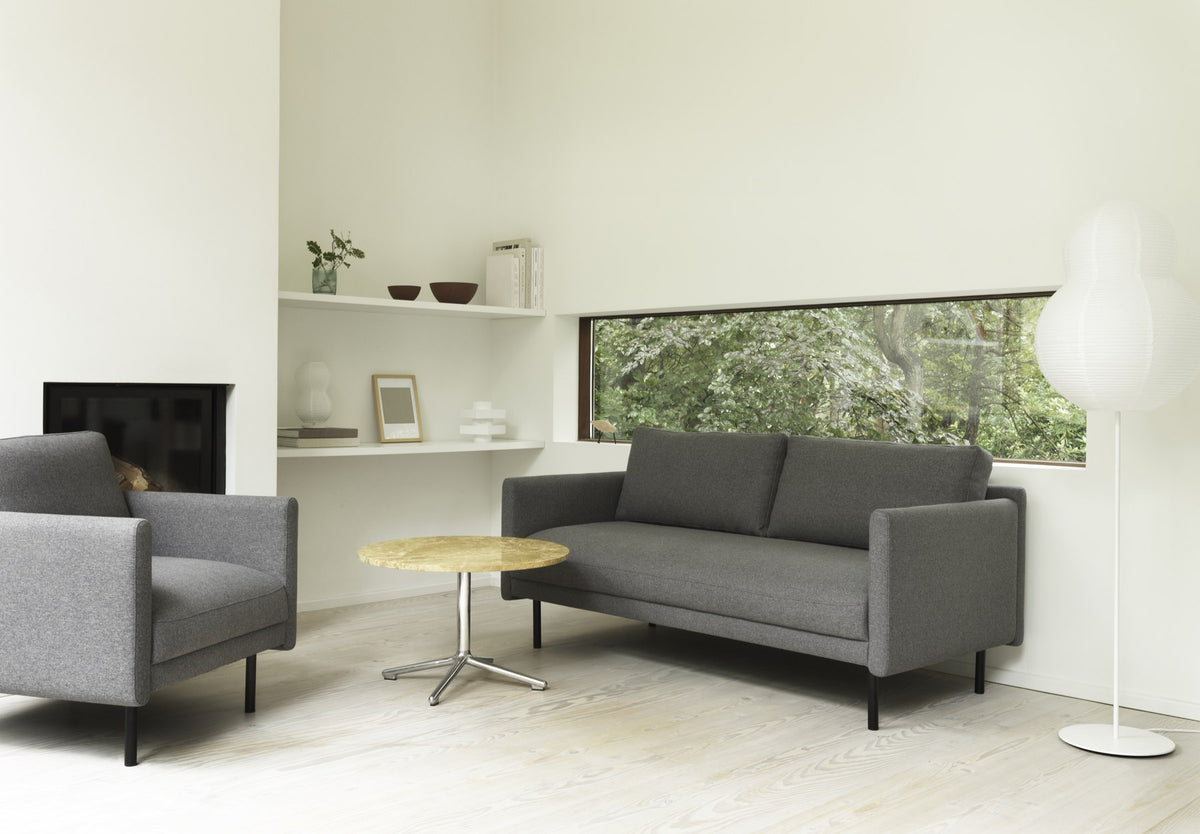 Runder Couchtisch Lunar mit weisser Marmor-Tischplatte und Beinen aus schwarz lackiertem Aluminium, Durchmesser 60 cm, Höhe 45 cm.