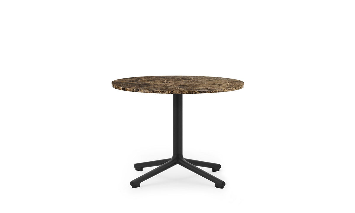Runder Couchtisch Lunar mit weisser Marmor-Tischplatte und Beinen aus schwarz lackiertem Aluminium, Durchmesser 60 cm, Höhe 45 cm.