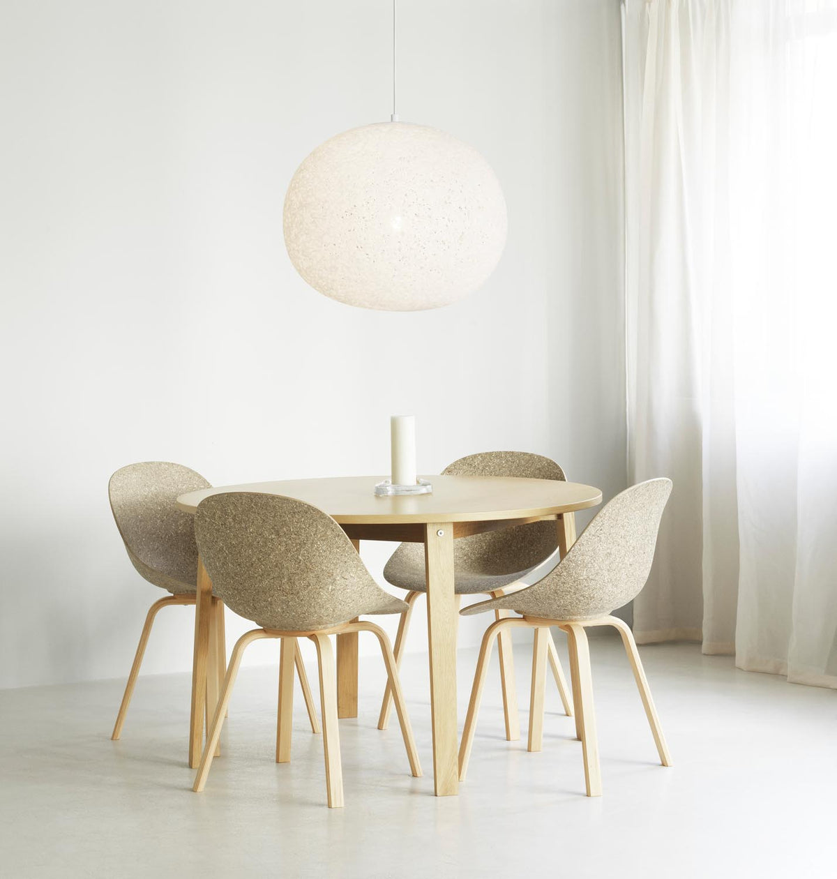 Weisse Pendelleuchte Act Ø60 von Normann Copenhagen mit transparentem Lampenschirm aus verschmolzenen, oval geschnittenen PE-Rohrringen.