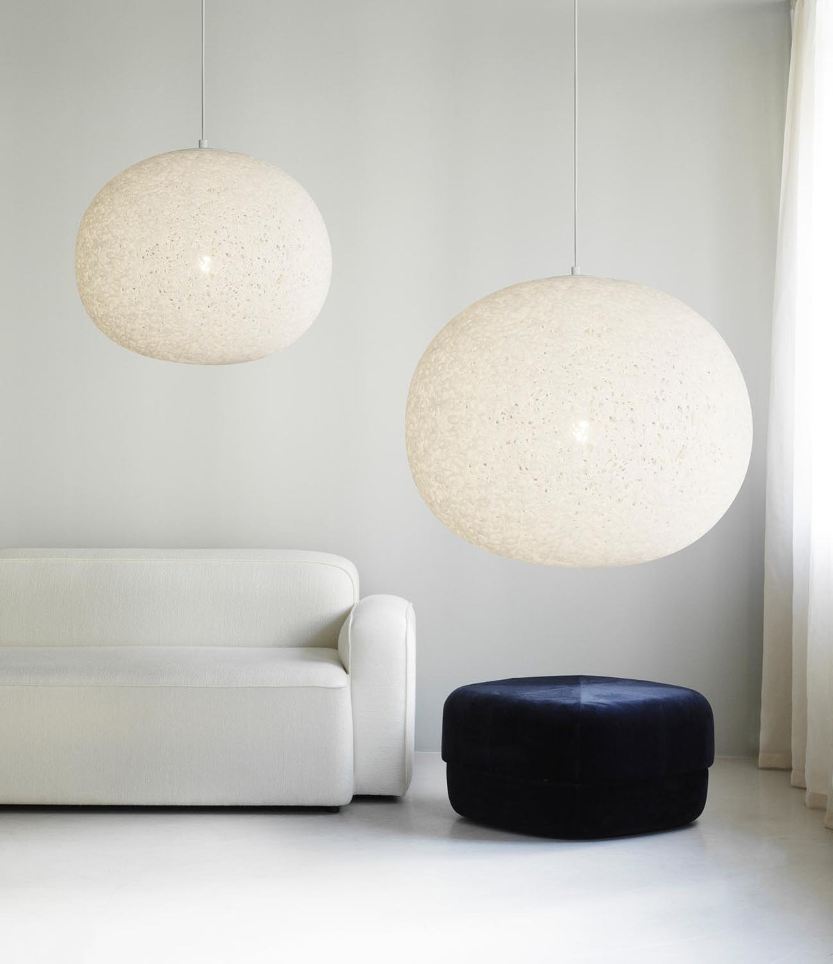 Weisse Pendelleuchte Act Ø80 von Normann Copenhagen aus verschmolzenen ovalen PE-LD Rohrringen, Durchmesser 80cm, Höhe 60cm.