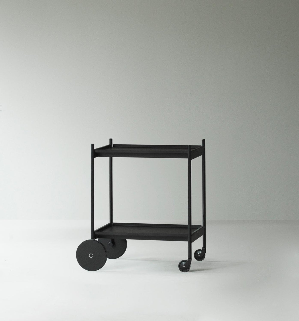 Schwarzer Servierwagen aus pulverbeschichtetem Stahl und MDF mit zwei herausnehmbaren Tabletts und vier Rollen, Design von Simon Legald.