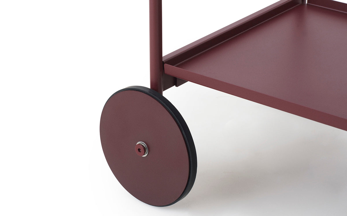 Schwarzer Servierwagen aus pulverbeschichtetem Stahl und MDF mit zwei herausnehmbaren Tabletts und vier Rollen, Design von Simon Legald.