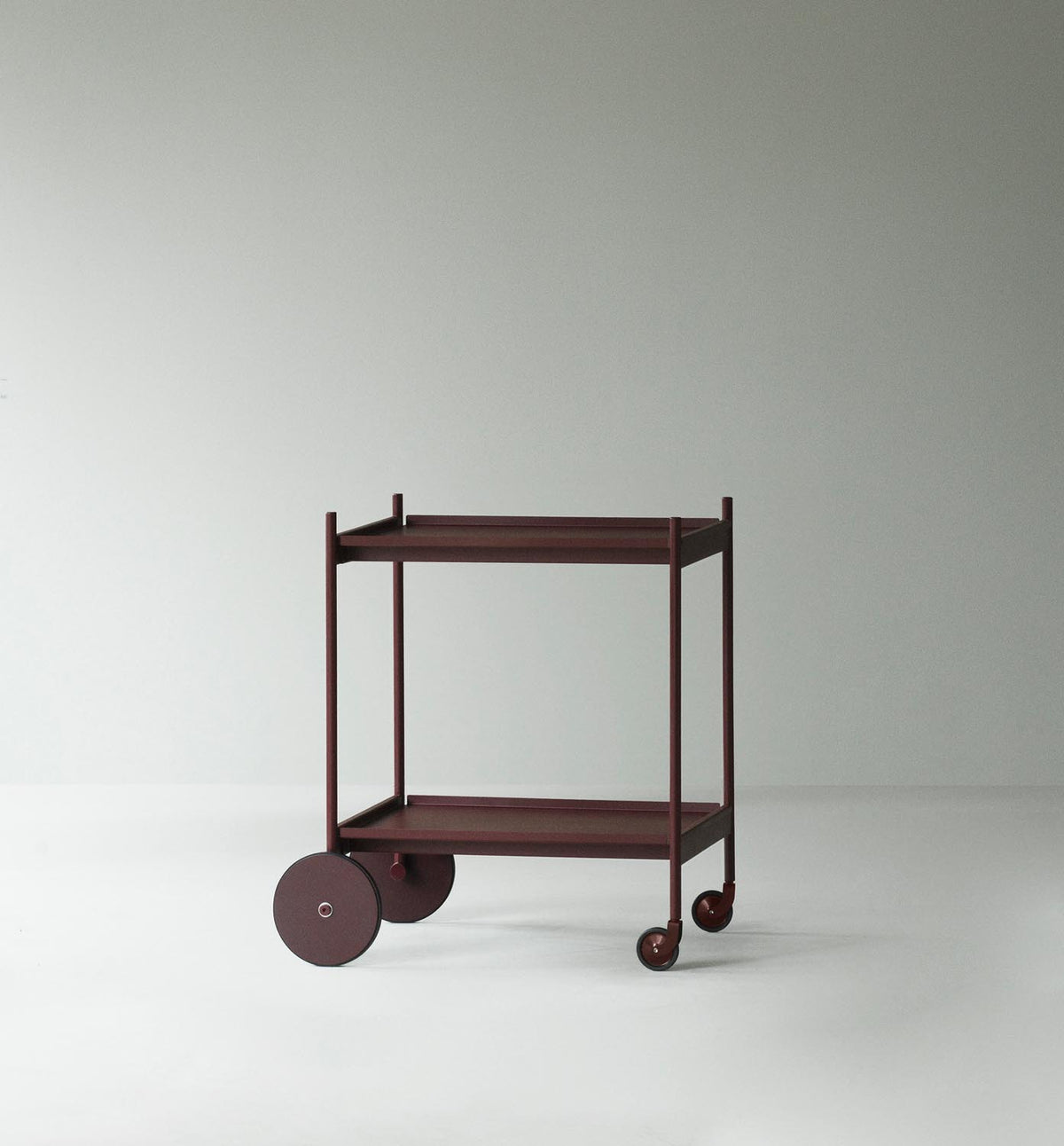 Schwarzer Servierwagen aus pulverbeschichtetem Stahl und MDF mit zwei herausnehmbaren Tabletts und vier Rollen, Design von Simon Legald.