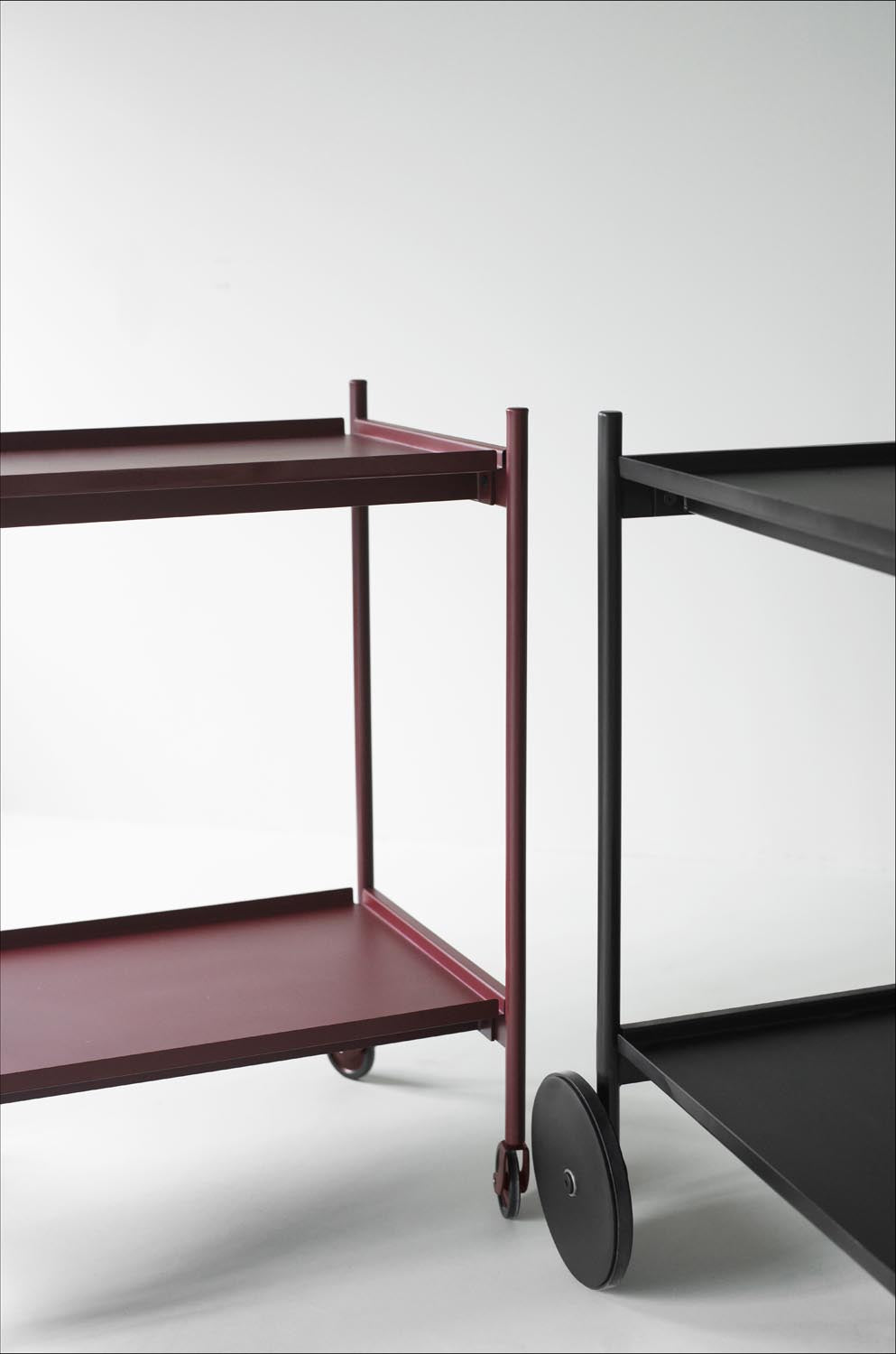 Schwarzer Servierwagen aus pulverbeschichtetem Stahl und MDF mit zwei herausnehmbaren Tabletts und vier Rollen, Design von Simon Legald.
