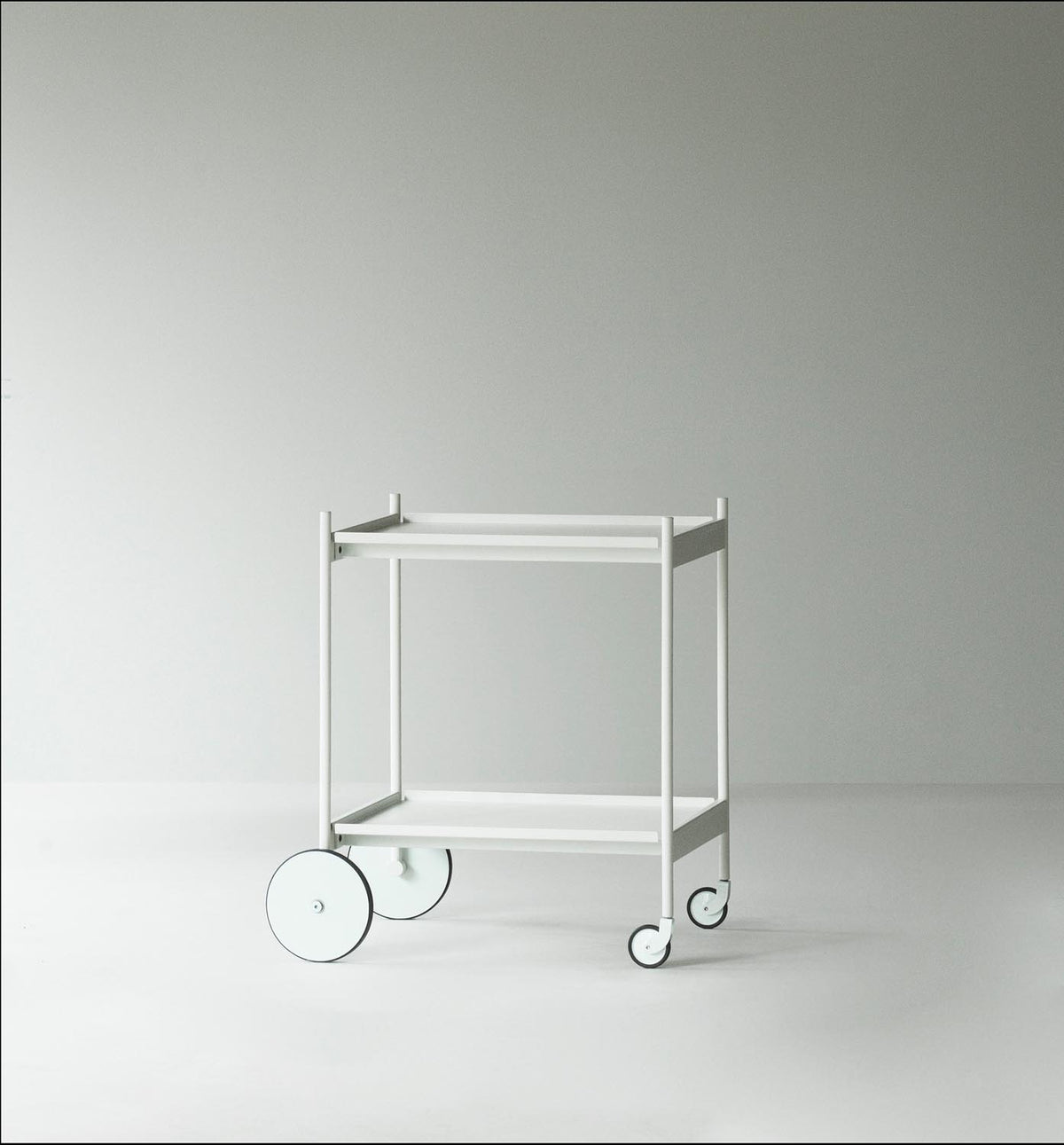 Schwarzer Servierwagen aus pulverbeschichtetem Stahl und MDF mit zwei herausnehmbaren Tabletts und vier Rollen, Design von Simon Legald.