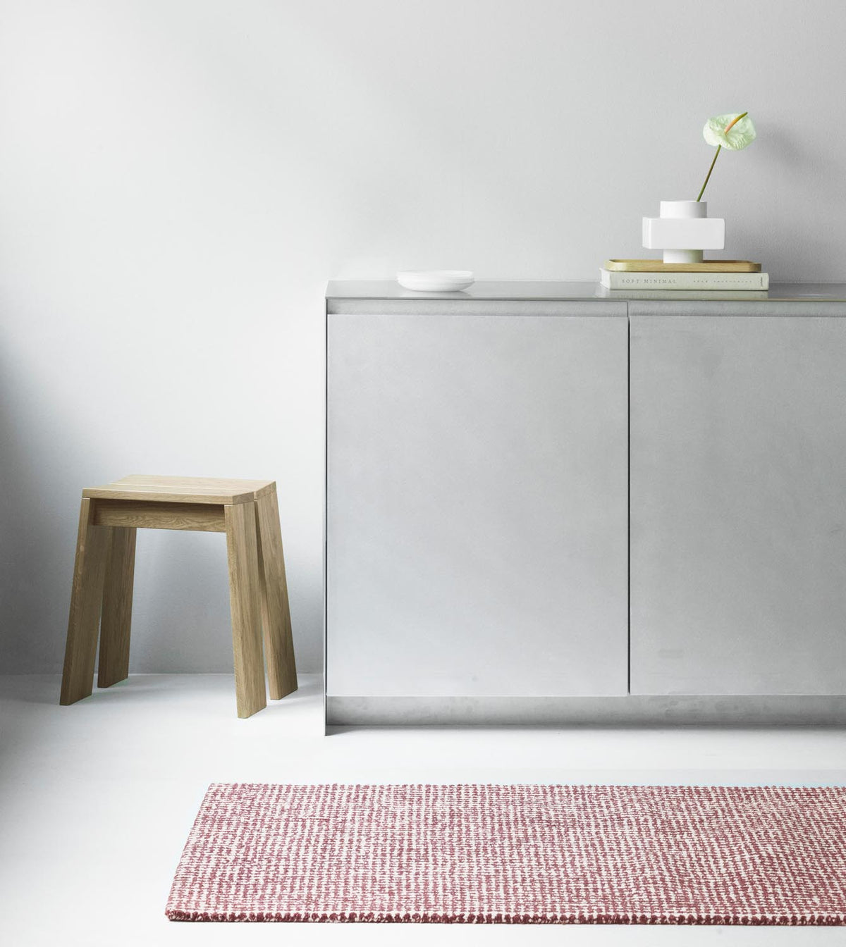 Handgetufteter Teppich Flick von Normann Copenhagen aus 100% Neuseeland Wolle in Off White und Braun, Grösse 80x200 cm.